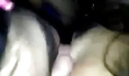 किसी hd ब्लू फिल्म की मम्मी को बाथरूम में गीला किया जा रहा है ।