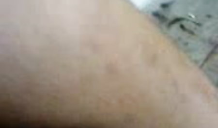 यहां है कैसे एक सो ब्लू पिक्चर दिखा दो रही लड़की को जगाने के लिए