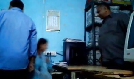 पति अपने गधे में एक बड़ा दो इंग्लिश ब्लू फिल्म लीटर की बोतल है