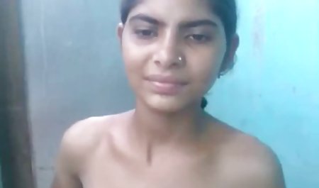दोस्तों के नीचे एक युवा साथी यात्री उनके साथ पीने के लिए हिंदी ब्लू पिक्चर दिखाओ रखी है