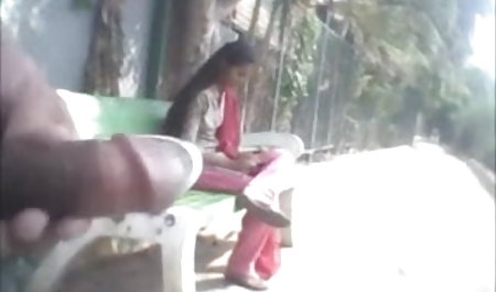 असंतुष्ट इंतजार कर के लिए अपने bf फिल्म देखना है पति से एक व्यापार यात्रा