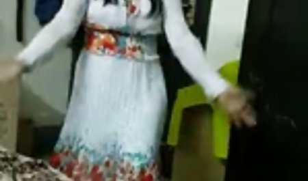 एक कैफे में एक लड़की को ब्लू वीडियो पीटने चार पुरुषों