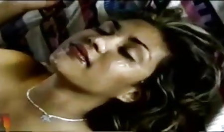 दादाजी सड़क पर एक युवा ब्लुए फिल्म लड़की टक्कर लगी है