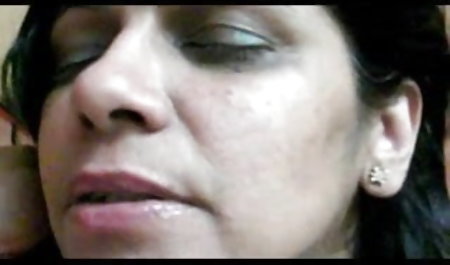 मम्मी ने बुलु पिक्चर कॉम उसे किचन में झांका, उसके पैर फैलाए ।
