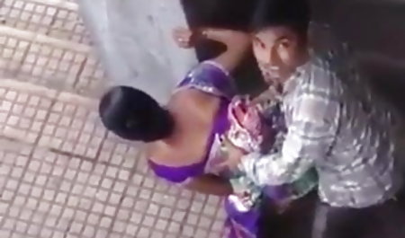 सुनहरे बालों वाली स्लिम में इंग्लिश बफ फिल्म वसा डिक