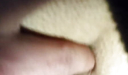 बहुत सुन्दर ब्लुए फ़िल्म video सुनहरे बालों वाली महिला खुद के साथ एक तितली
