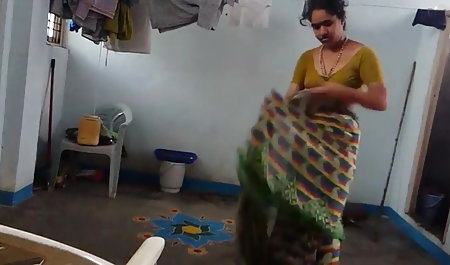 माँ ओपन ब्लू मूवी एक थाली में टपकाव का है और उसके बेटे के सामने बकवास के साथ गंदा